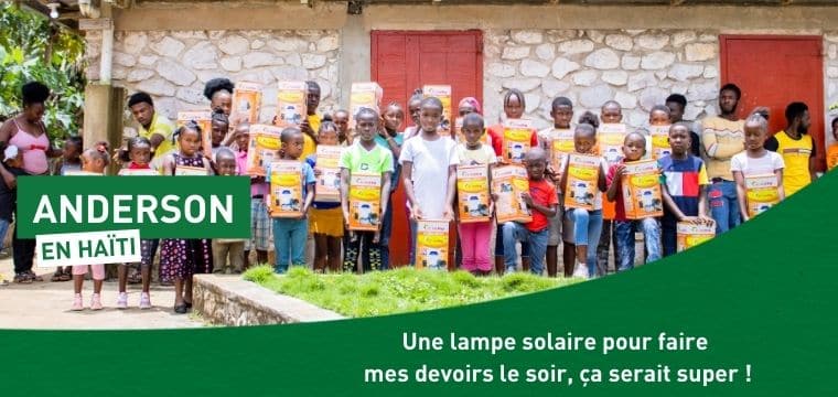 Une lampe solaire pour faire les devoirs le soir en Haïti