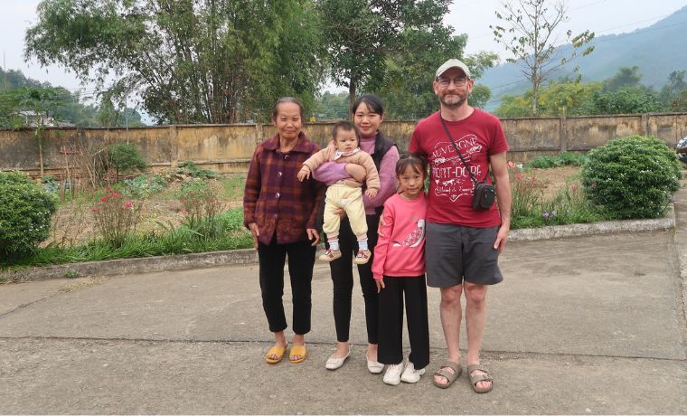 Le parrain Michel avec sa filleule et sa famille lors de son voyage au Vietnam